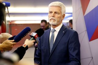 Prezident stojí čelem, ale jakou má podporu? - Médium.cz